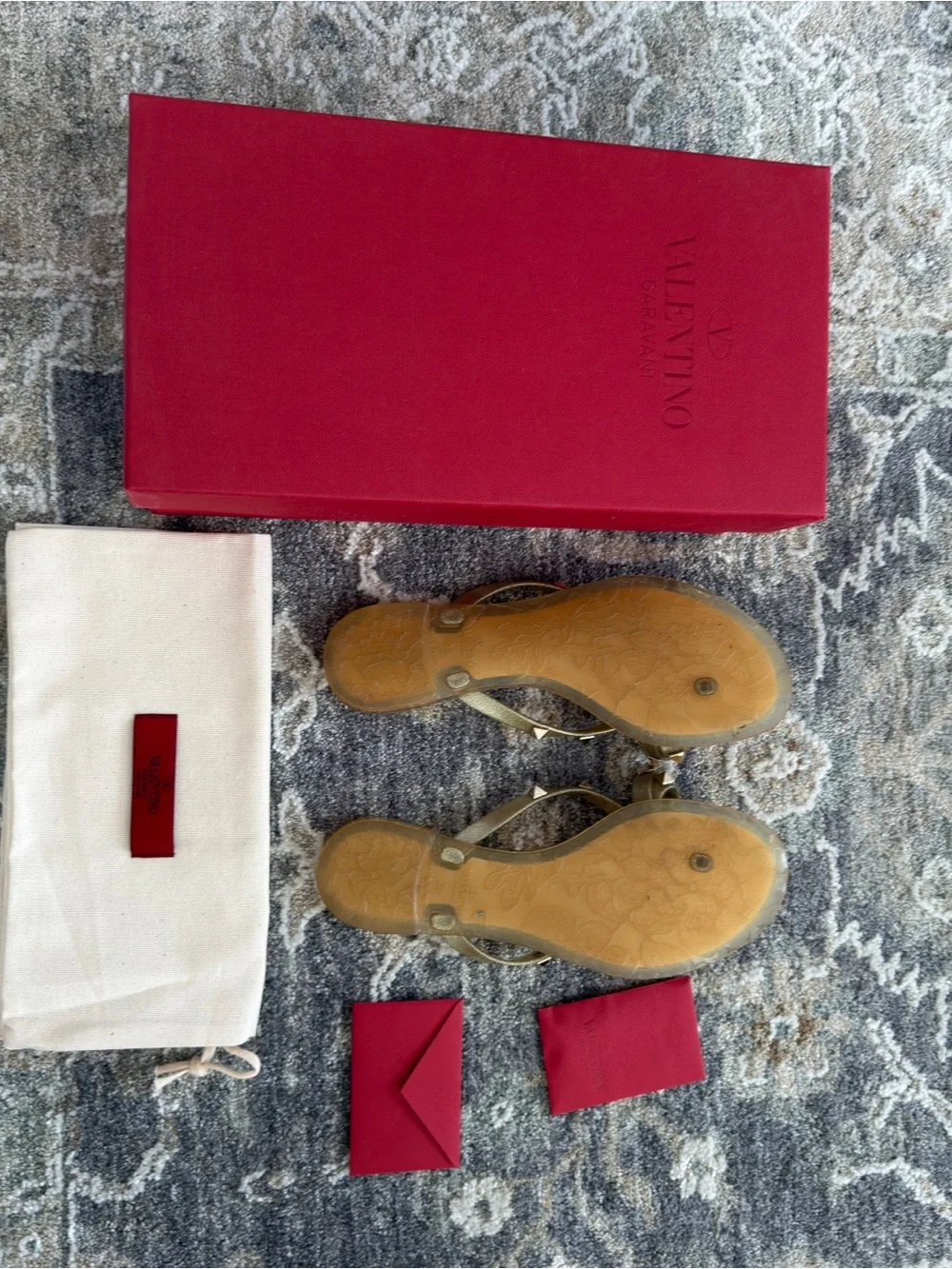 Valentino Garavani Gold Rockstud Bow Thong Sandals - Picture 6 of 11